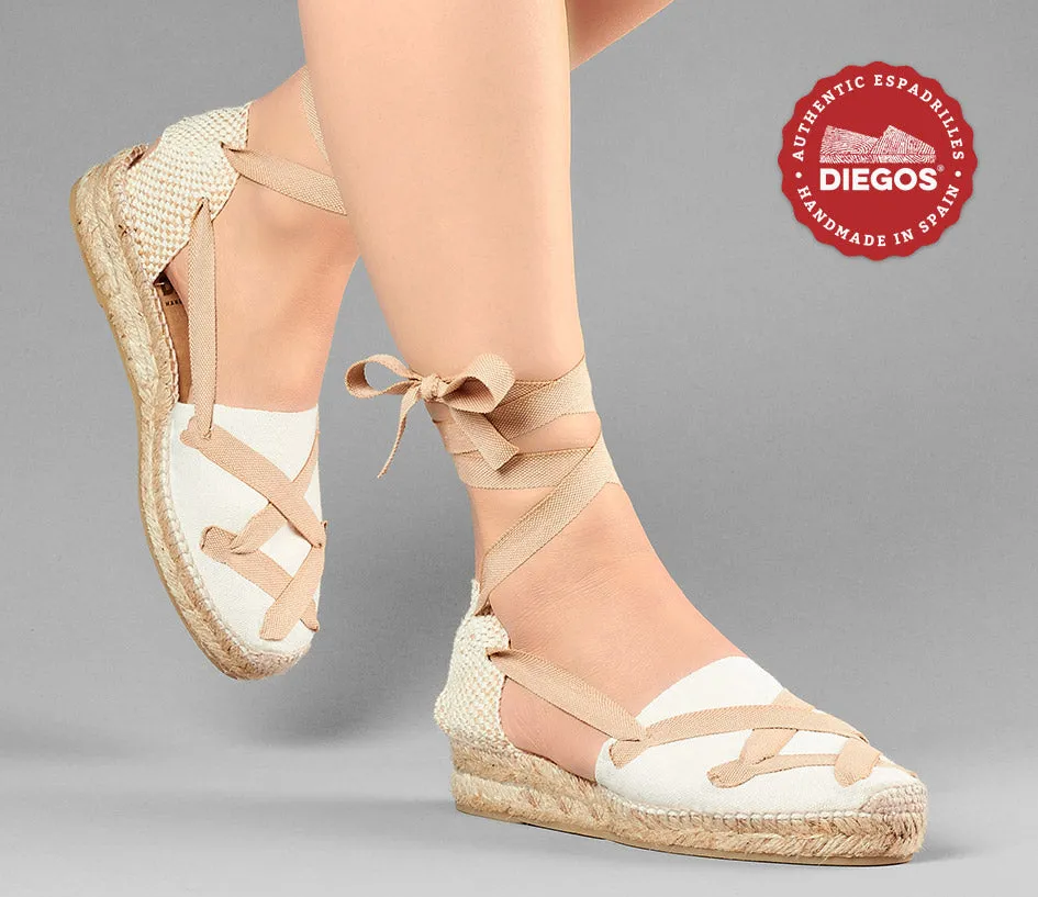 Alpargatas clásicas cordones Lola cuña baja marfil